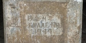 Die gedenksteen van Uilkraalrivier se laagwaterbruggie (1944) wat by die nuwe brug opgerig gaan word